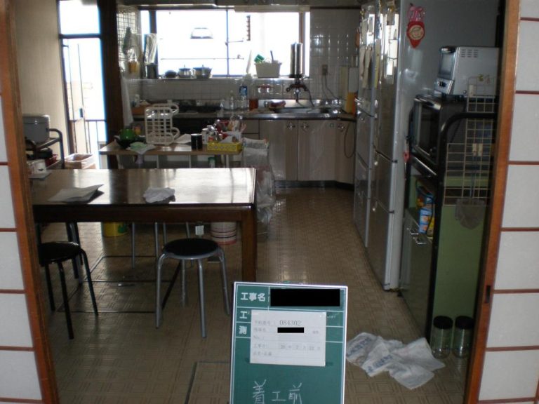 改修前の食卓から和室の写真